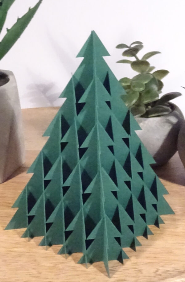 Stort, grønt kartongrantræ