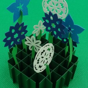 Blomsterhave med mørkeblå, blå og hvide blomster